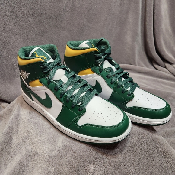 Air Jordan 1 Mid - Picture 1 of 6